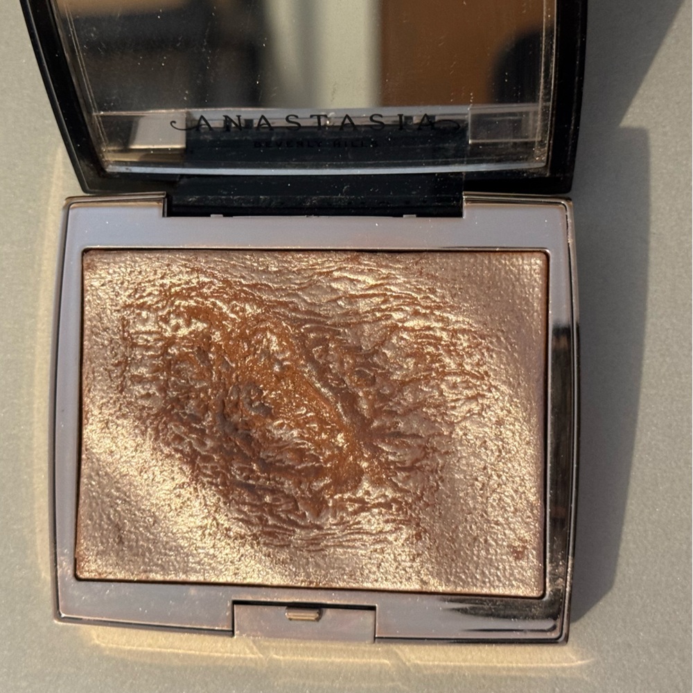 Anastasia Beverly Hills Amrezy Highlighter